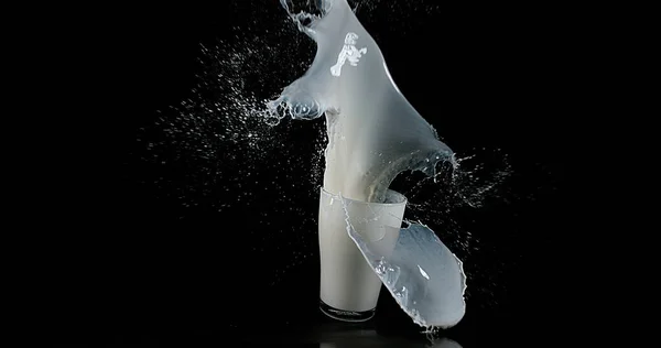 Glas Voor Melk Explodeert Tegen Zwarte Achtergrond — Stockfoto