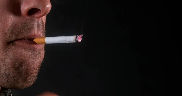 Mann Raucht Zigarette Vor Schwarzem Hintergrund — Stockfoto
