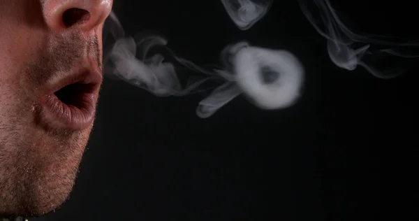 Άνθρωπος Που Καπνίζει Ένα Τσιγάρο Μαύρο Φόντο — Φωτογραφία Αρχείου