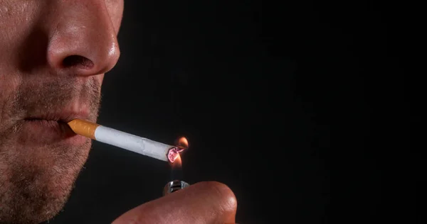 Hombre Fumando Cigarrillo Contra Fondo Negro — Foto de Stock
