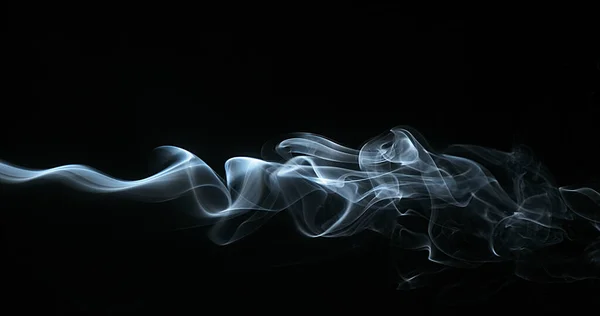 在黑色背景下升起的香烟烟雾 — 图库照片