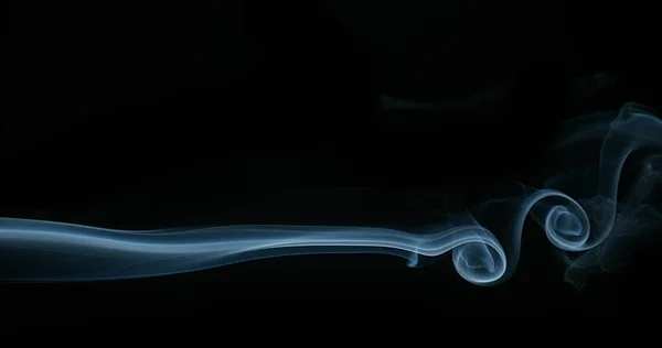 Fumo Sigaretta Che Sorge Sullo Sfondo Nero — Foto Stock