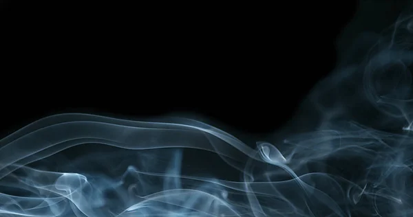 Zigarettenrauch Steigt Vor Schwarzem Hintergrund Auf — Stockfoto