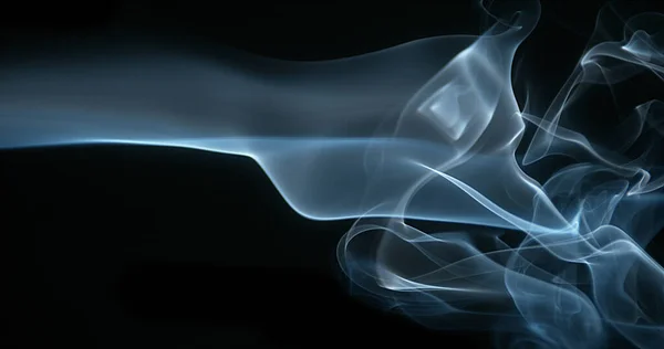 Kouř Cigarety Stoupá Proti Černému Pozadí — Stock fotografie