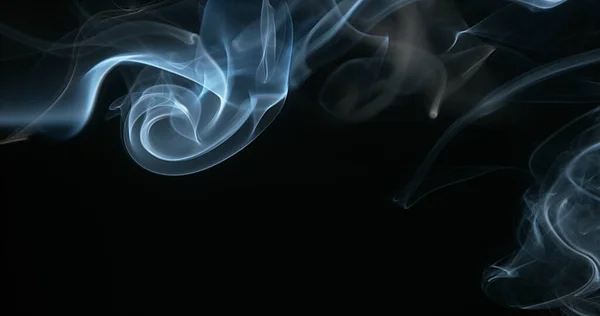 在黑色背景下升起的香烟烟雾 — 图库照片