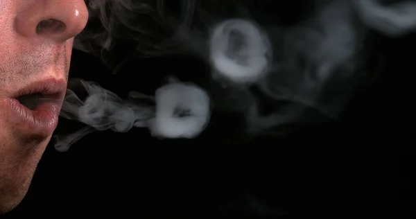 Muž Kouří Cigaretu Černém Pozadí — Stock fotografie