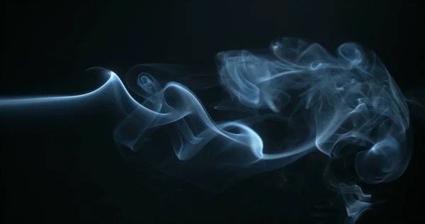 Fumaça Cigarro Subindo Contra Fundo Preto — Fotografia de Stock