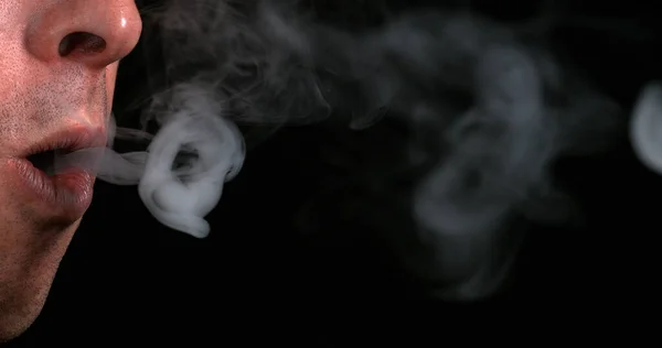 Mann Raucht Zigarette Vor Schwarzem Hintergrund — Stockfoto