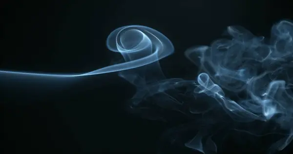 Kara Arkaplan Karşı Bir Sigara Dumanı Yükseliyor — Stok fotoğraf