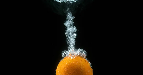 Naranja Cítricos Sinensis Fruta Cayendo Agua Contra Fondo Negro —  Fotos de Stock