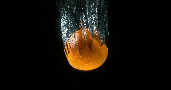 Orange Agrumes Sinensis Fruits Tombant Dans Eau Sur Fond Noir — Photo
