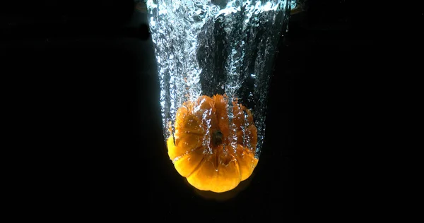 Naranja Cítricos Sinensis Fruta Cayendo Agua Contra Fondo Negro — Foto de Stock