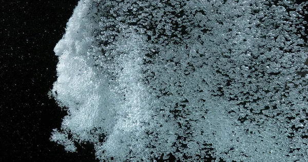 ブラックバックグラウンドの水中の空気の泡 — ストック写真