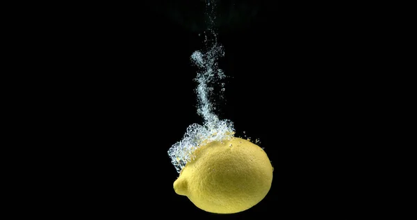Limones Amarillos Limonum Cítrico Frutas Que Caen Agua Contra Fondo — Foto de Stock
