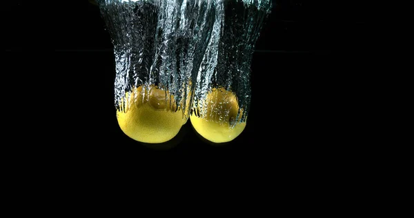 Желтые Лимоны Цитрусовый Лимонум Фрукты Падающие Воду Черном Фоне — стоковое фото