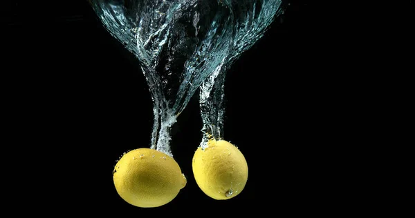 Limones Amarillos Limonum Cítrico Frutas Que Caen Agua Contra Fondo —  Fotos de Stock