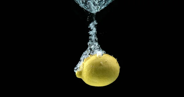 Жовті Лимони Цитрусовий Лимон Фрукти Падають Воду Чорному Тлі — стокове фото