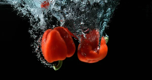 Poivron Rouge Capsicum Annuum Légumes Tombant Dans Eau Sur Fond — Photo