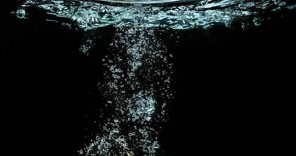 黑色背景下海水中的气泡 — 图库照片