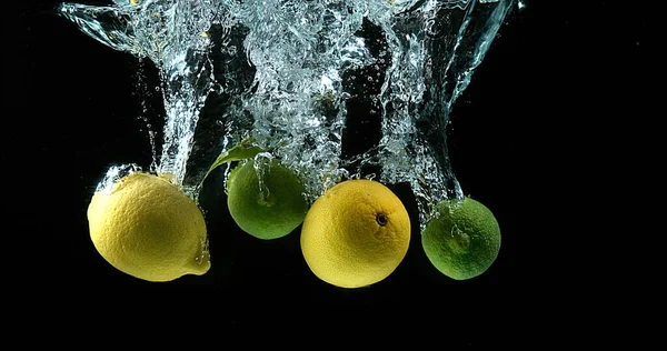 Żółty Zielony Cytrusowy Cytrynowy Limonowy Cytrusowy Aurantifolia Owoce Wpadające Wody — Zdjęcie stockowe