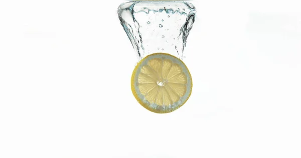 Gele Citroenen Citruslimonum Vruchten Die Water Vallen Tegen Witte Achtergrond — Stockfoto