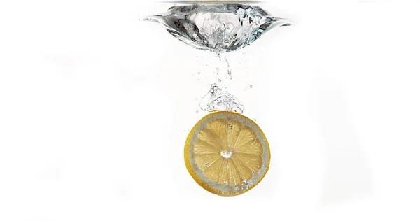 Gelbe Zitronen Zitruslimonum Ins Wasser Fallende Früchte Vor Weißem Hintergrund — Stockfoto