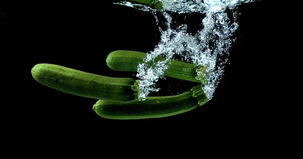 Długa Cukinia Lub Cukinia Cucurbita Pepo Warzywa Wpadające Wody Czarnym — Zdjęcie stockowe
