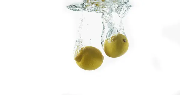 Κίτρινα Λεμόνια Limonum Εσπεριδοειδών Φρούτα Που Πέφτουν Στο Νερό Λευκό — Φωτογραφία Αρχείου