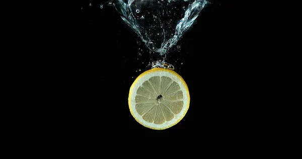 Lemon Kuning Jeruk Limonum Buah Jatuh Dalam Air Terhadap Latar — Stok Foto