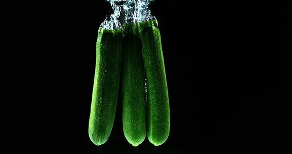 Dlouhá Cuketa Nebo Cuketa Cuketa Pepo Zelenina Padající Vody Černém — Stock fotografie