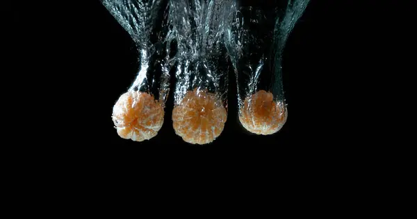 Клементина Цитрусовая Сетчатка Фрукты Попадающие Воду Черном Фоне — стоковое фото