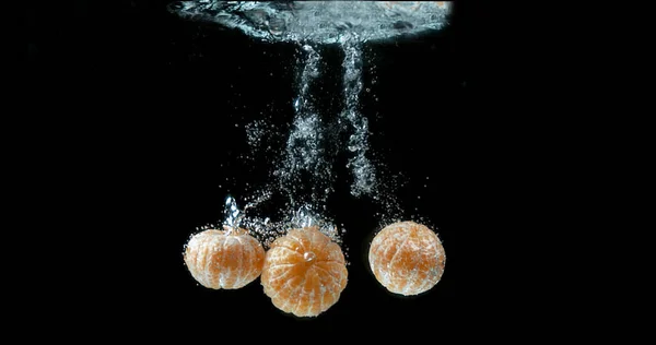 Clementinen Citrus Reticulata Früchte Die Vor Schwarzem Hintergrund Ins Wasser — Stockfoto