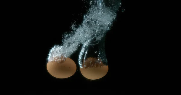 Huevos Pollo Entrando Agua Contra Fondo Negro —  Fotos de Stock