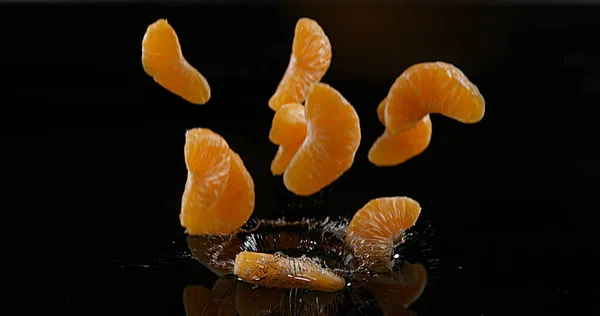 Clementines Citrus Reticulata Fruits Falling Water Black Background — Stock Photo, Image