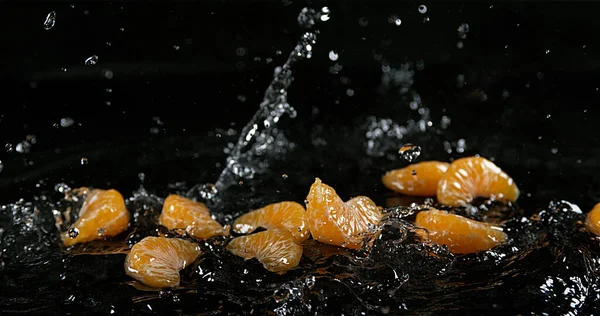 Clementine Agrumi Reticolati Frutti Che Cadono Sull Acqua Sullo Sfondo — Foto Stock