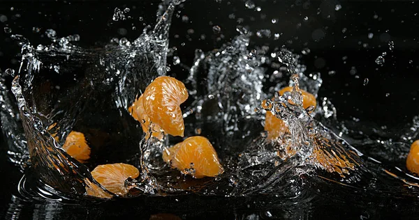 Clementines Citrus Reticulata Fruits Falling Water Black Background — Stock Photo, Image