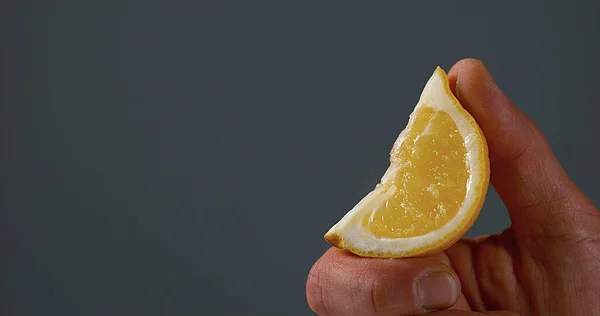 Menschenhand Drückt Zitrone Zitruslimonum Vor Schwarzem Hintergrund — Stockfoto