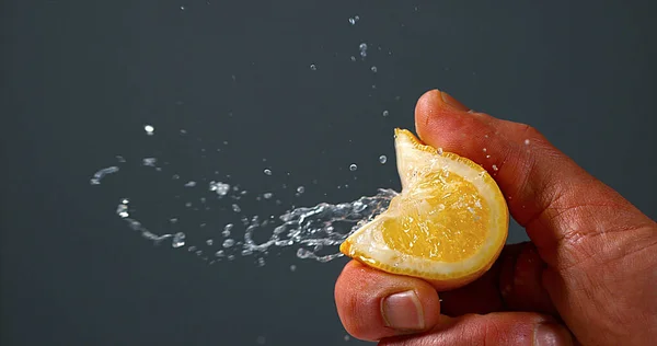 Menschenhand Drückt Zitrone Zitruslimonum Vor Schwarzem Hintergrund — Stockfoto