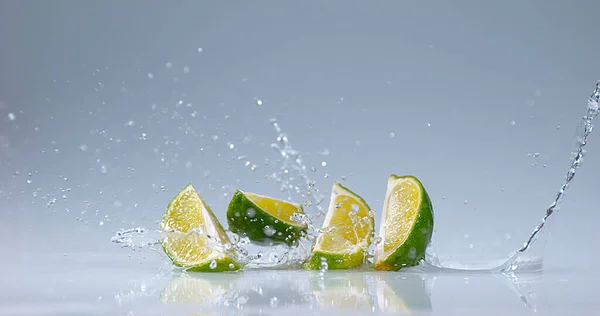 Зеленые Лимоны Цитрусовые Фрукты Падающие Воду — стоковое фото