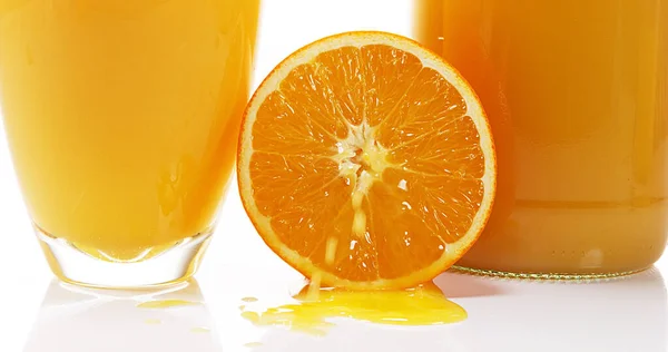 Orange Agrumes Sinensis Fruit Coulant Sur Fond Blanc — Photo