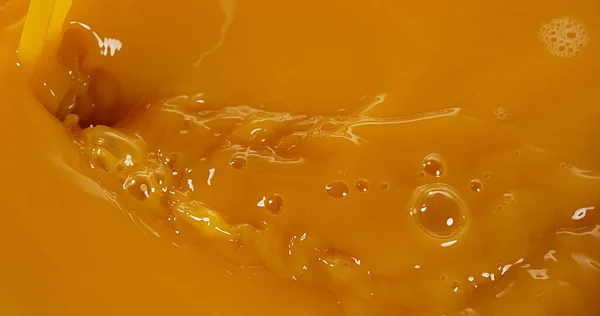 橙汁被浇 — 图库照片