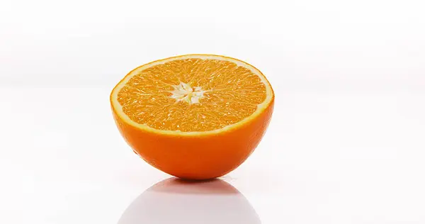 Arancio Agrumi Sinensis Frutta Che Scorre Sullo Sfondo Bianco — Foto Stock
