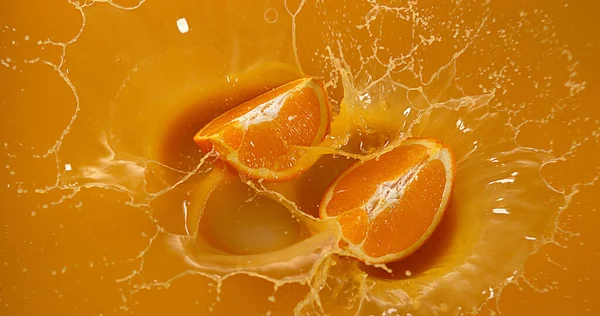 Orange Agrumes Sinensis Fruits Tombant Dans Jus Orange — Photo