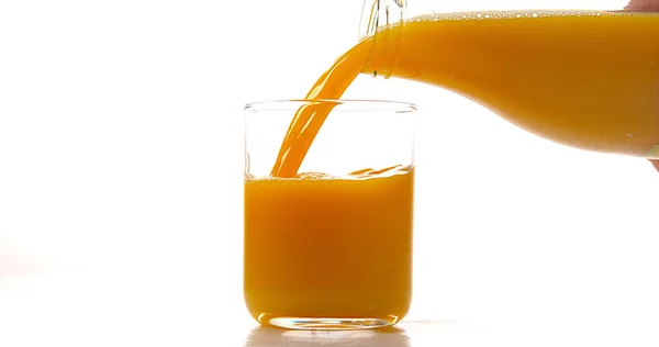 Χυμός Πορτοκάλι Που Χύνεται Στο Ποτήρι Λευκό Φόντο — Φωτογραφία Αρχείου
