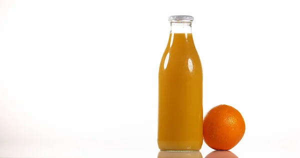 Eine Flasche Orange Vor Weißem Hintergrund — Stockfoto
