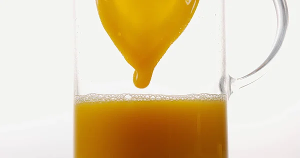 Orange Juice Wordt Gegoten Glas Tegen Witte Achtergrond — Stockfoto