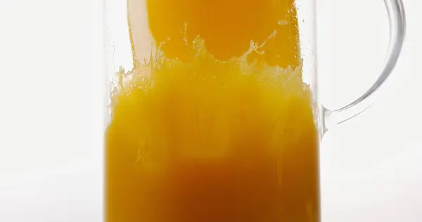 Sok Pomarańczowy Przelewa Się Szklanki Białym Tle — Zdjęcie stockowe