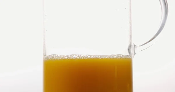 Jus Orange Versé Dans Verre Sur Fond Blanc — Photo