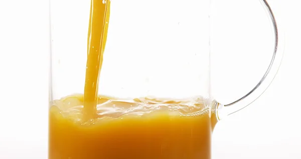 Апельсиновый Сок Наливают Стекло Белом Фоне — стоковое фото