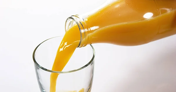白背景にグラスに注がれているオレンジ ジュース — ストック写真